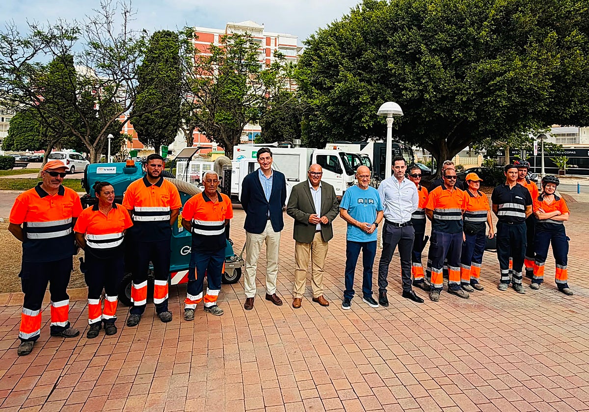 El paseo marítimo de Torre del Mar suma un vehículo eléctrico para mejorar la limpieza