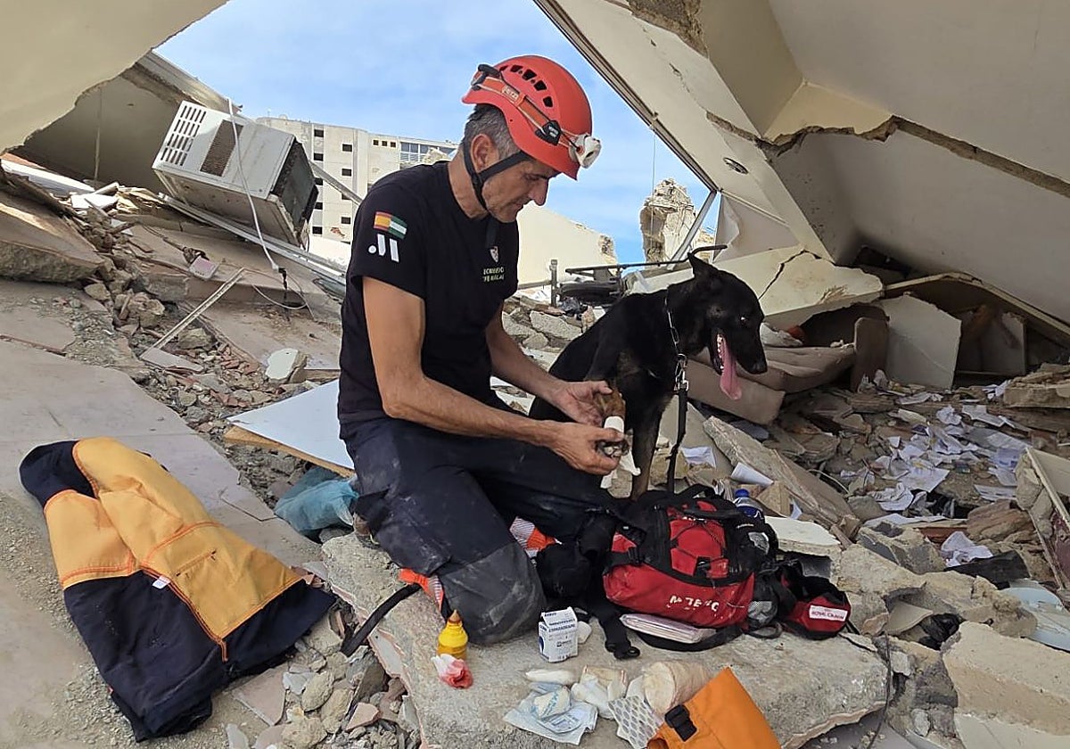 Rafa Porras, bombero desplazado a Venezuela: «Había edificios convertidos en auténticos cementerios»