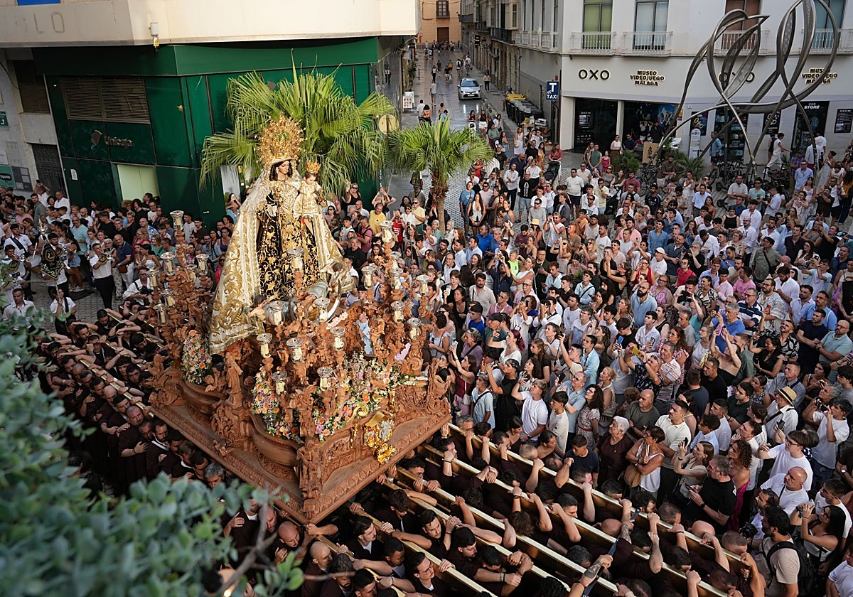 La Virgen del Carmen Coronada desata el oleaje de fe más puro de Málaga