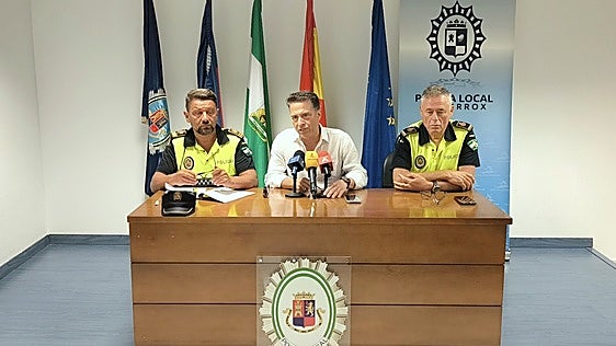 Torrox abre 15 expedientes por vertidos y amenaza con superar cien multas este verano