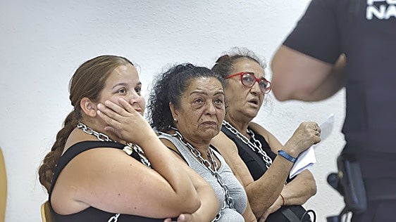 Activistas y desahuciadas se encierran en el Instituto Municipal de la Vivienda para pedir que no haya desalojos sin alternativa habitacional