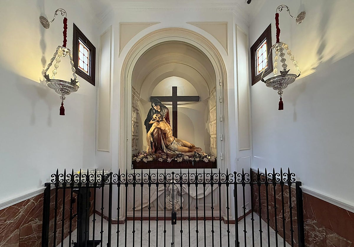 La Virgen de la Piedad vuelve a su capilla tras la renovación de su interior