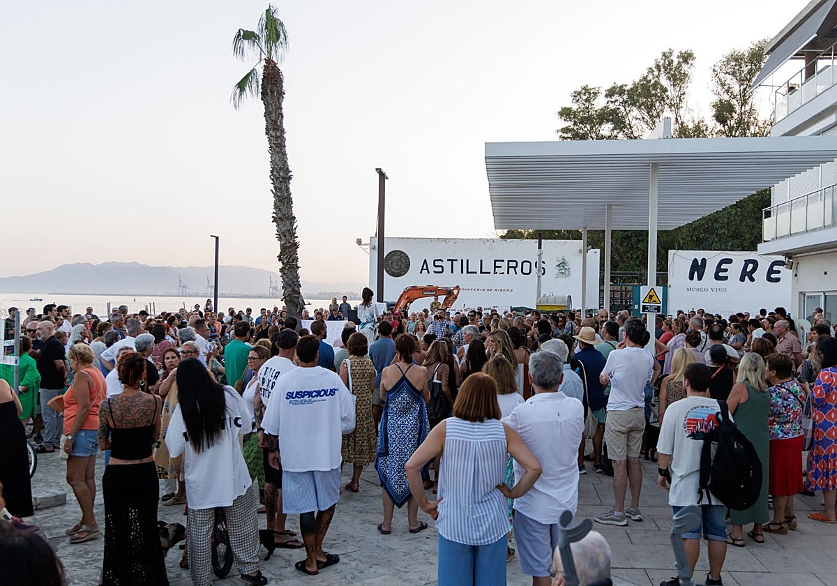 Vecinos congregados para protestar por la reforma del paseo marítimo de Pedregalejo.