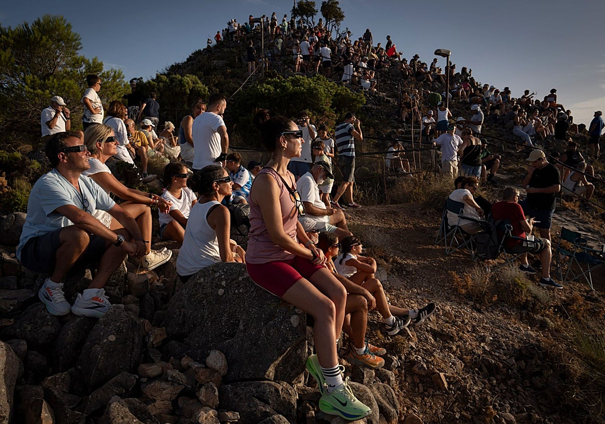 Numerosas personas se citaron en lo alto del monte Calamorro de Benalmádena para ver el eclipse.