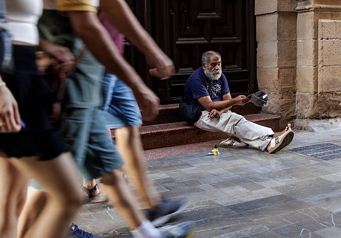 Juan Manuel, esperando que se le cure una herida del pie.