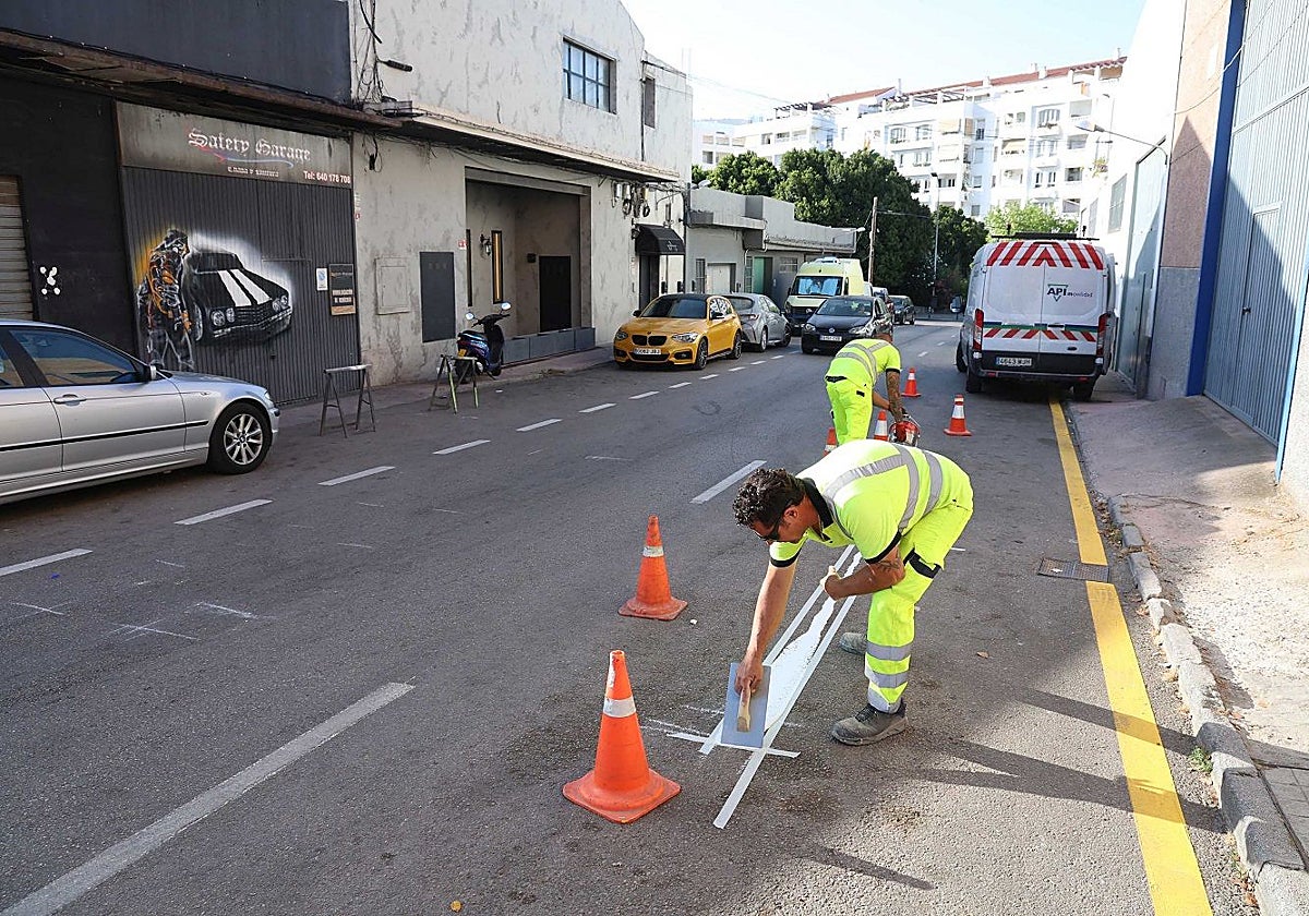Trabajos de señalización vial en el polígono industrial de Nueva Andalucía.