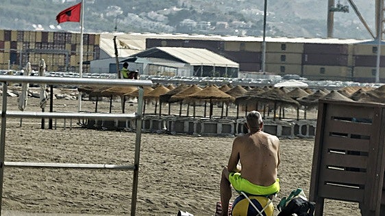 Málaga mantiene cuatro playas cerradas en pleno festivo mientras espera los últimos análisis del agua