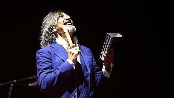 Antonio Carmona canta junto a sus hijas en el real de la Feria de Málaga