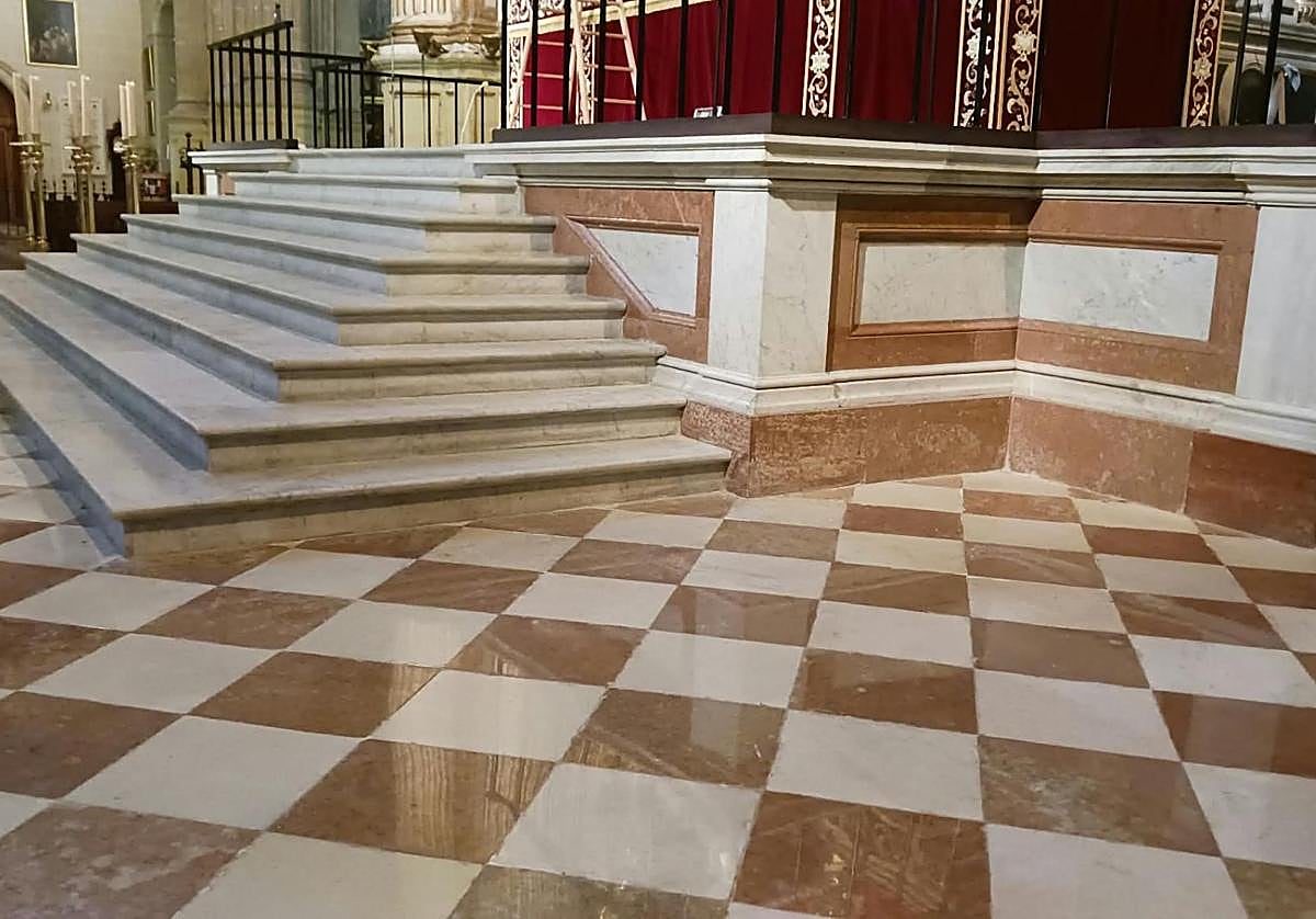 La Catedral de Málaga recupera su presbiterio de mármol en el inicio de la novena a la Patrona