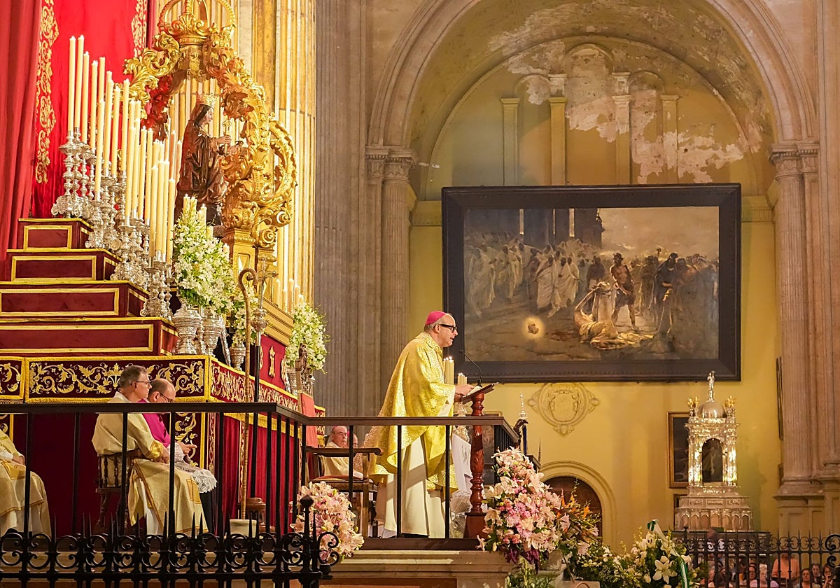 El obispo de Málaga alerta del «culto a nuevos ídolos» y «la voracidad de unos pocos» durante la misa de la Patrona