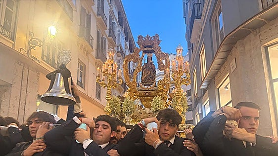 La Virgen de la Victoria recorre las calles de Málaga en su procesión gloriosa