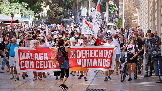 Unas 200 personas se manifiestan en Málaga contra el racismo tras la entrada masiva de migrantes en Ceuta