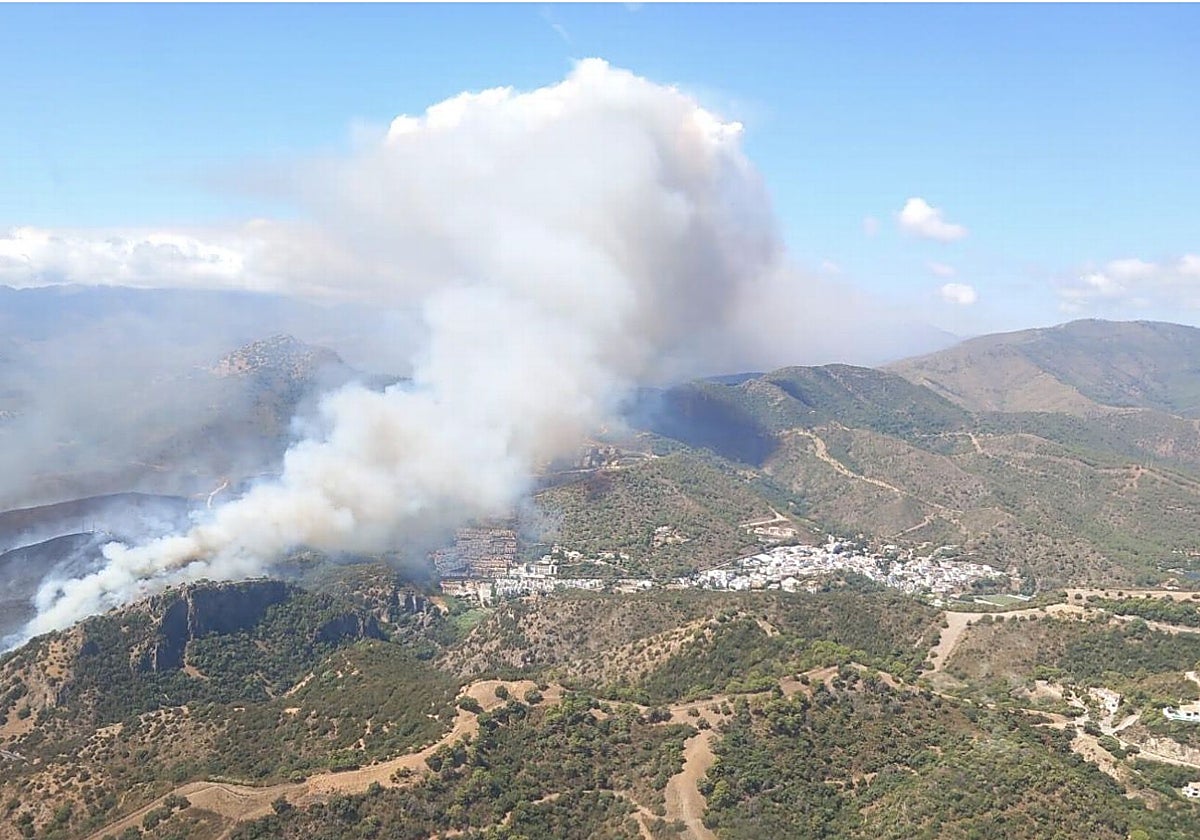 Elevan a fase de emergencia 1 el incendio forestal cerca del núcleo urbano de Benahavís