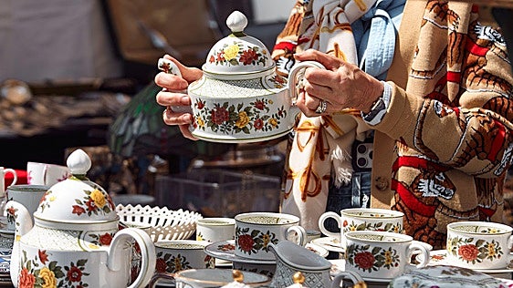 Mercadillo solidario de antigüedades y decoración a beneficio de las personas sin hogar en Málaga el sábado 19