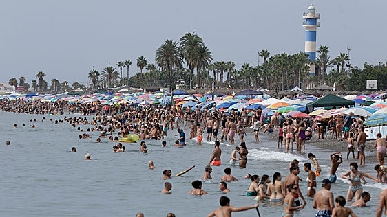 Las mínimas nocturnas ya no bajan de los 20 grados en verano en Málaga