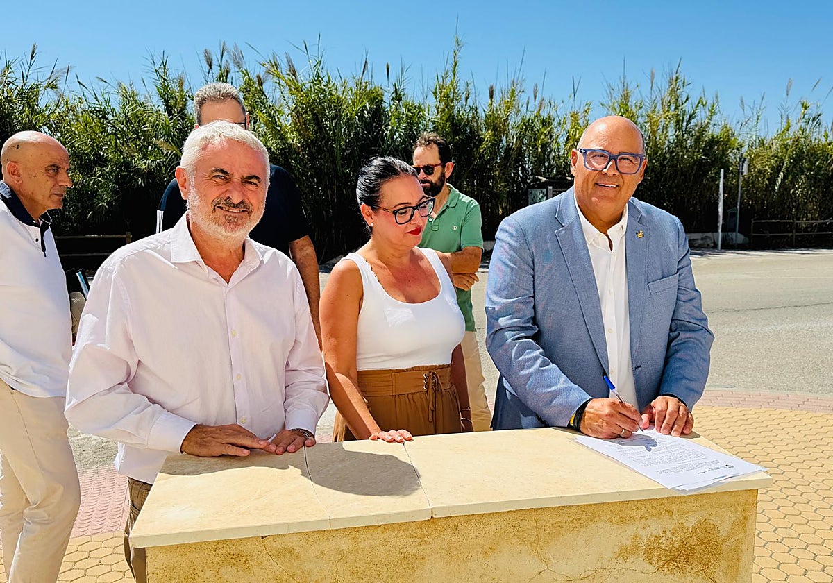 Vélez-Málaga inicia las obras del acerado norte entre Chilches y Benajarafe tras años de espera