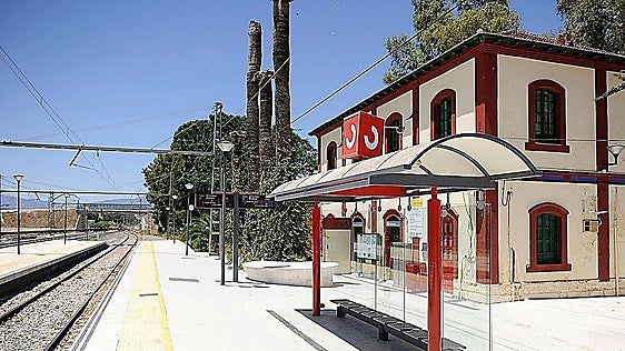 Un hombre irrumpe con un cristal en las vías del tren Málaga-Álora y amenaza con suicidarse