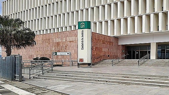 Condenado a casi 13 años por intentar asesinar con un hacha a su exnovia que tuvo que saltar por el balcón en Torremolinos