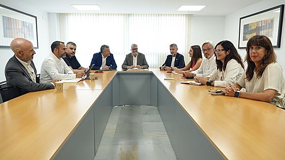 El PSOE exige a Juanma Moreno mejoras en el transporte interurbano para Málaga