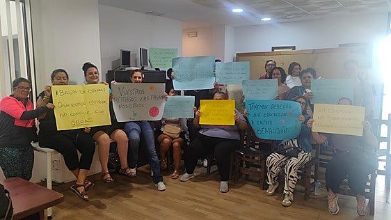 El encierro de los padres por el colegio de Benaoján continúa pese a las nuevas medidas planteadas por la Junta