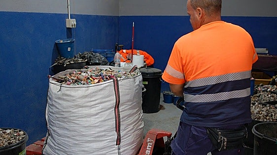 El reverso contaminante de los vapeadores: la Costa del Sol ya recupera 100 kilos al mes