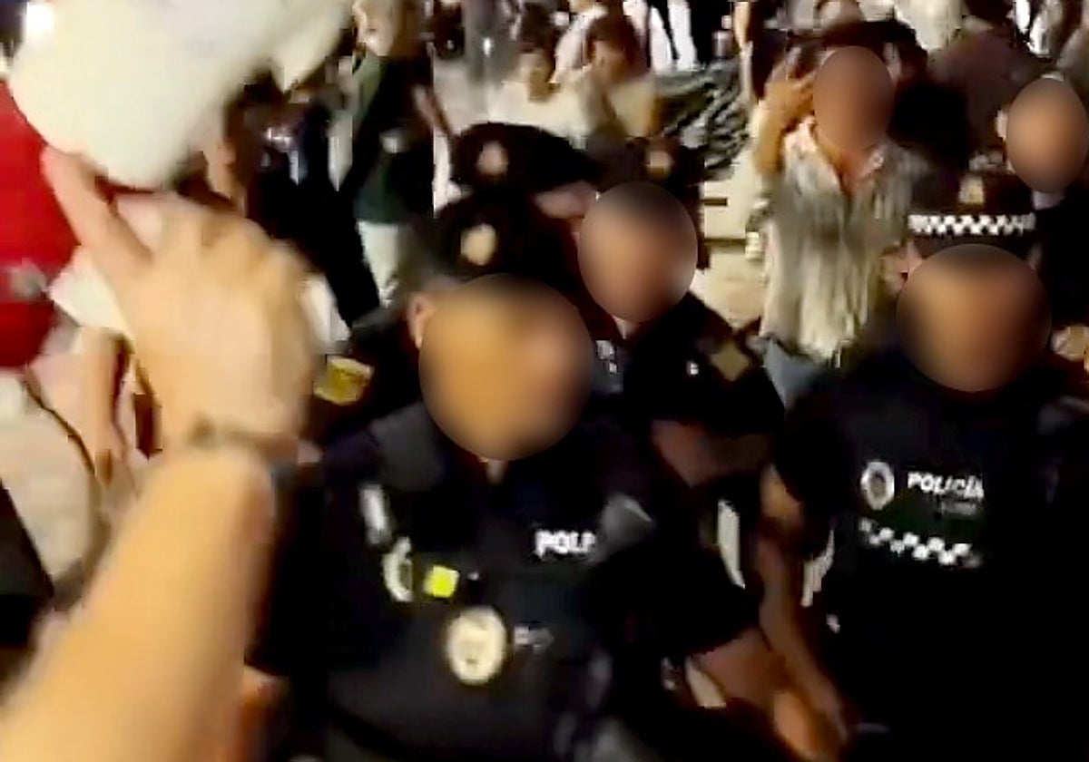 Los vídeos de la tensa actuación policial en la acampada: el alcalde habla de «agresiones» a los agentes