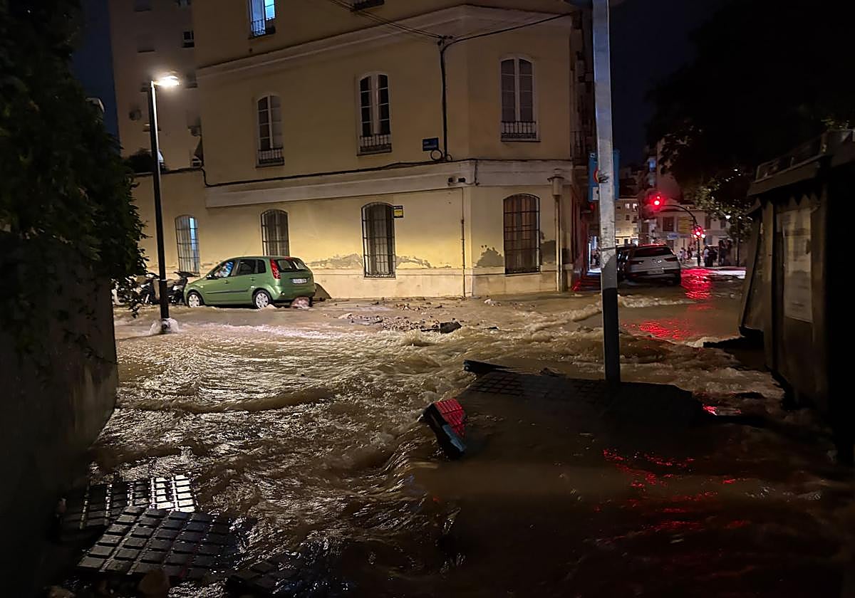 Un enorme caudal de agua sorprende a los vecinos de la Victoria al romperse de nuevo una tubería en la zona