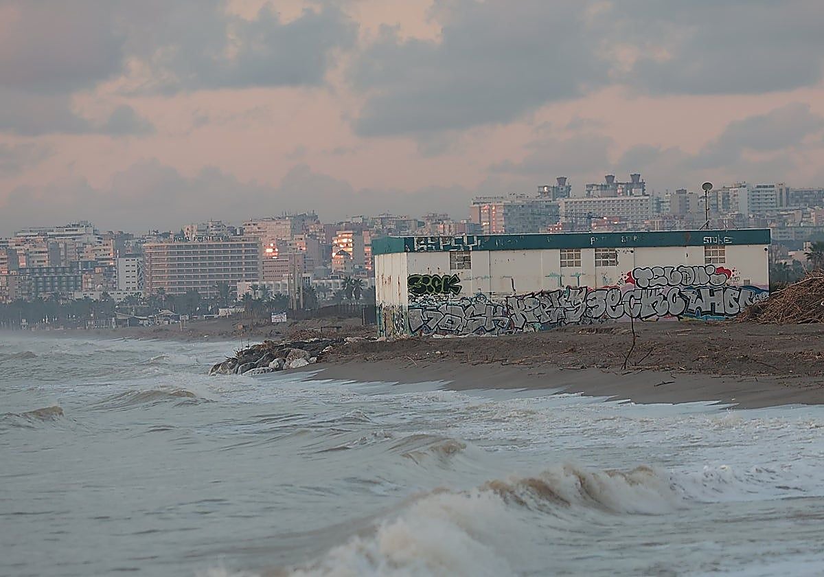 El mar le come a la playa de Arraijanal, último refugio dunar de Málaga, cinco metros al año