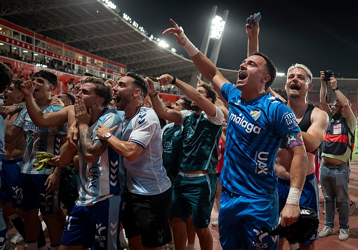 Los jugadores del Málaga celebran el ascenso en Almería.