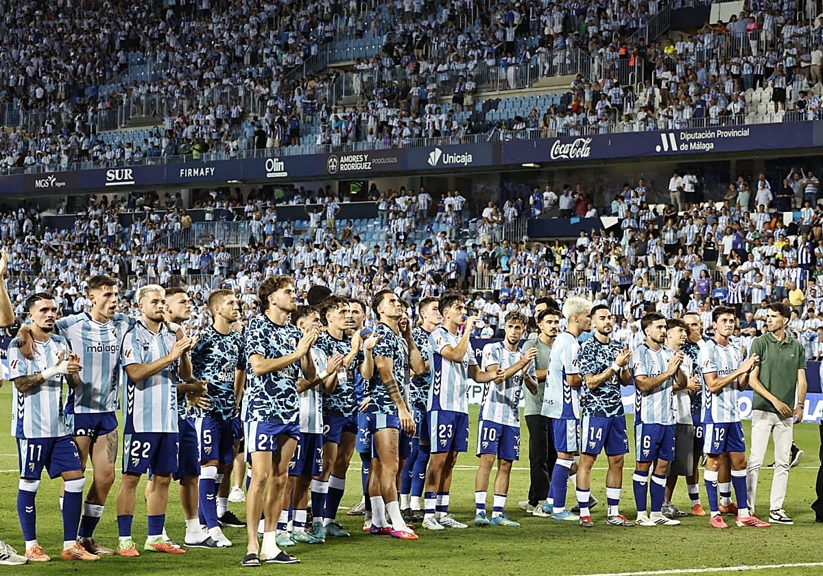 Los jugadores del Málaga se despiden de afición en La Rosaleda tras el partido ante el Almería.