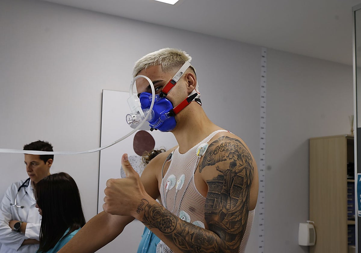 Chupete, durante el reconocimiento médico.