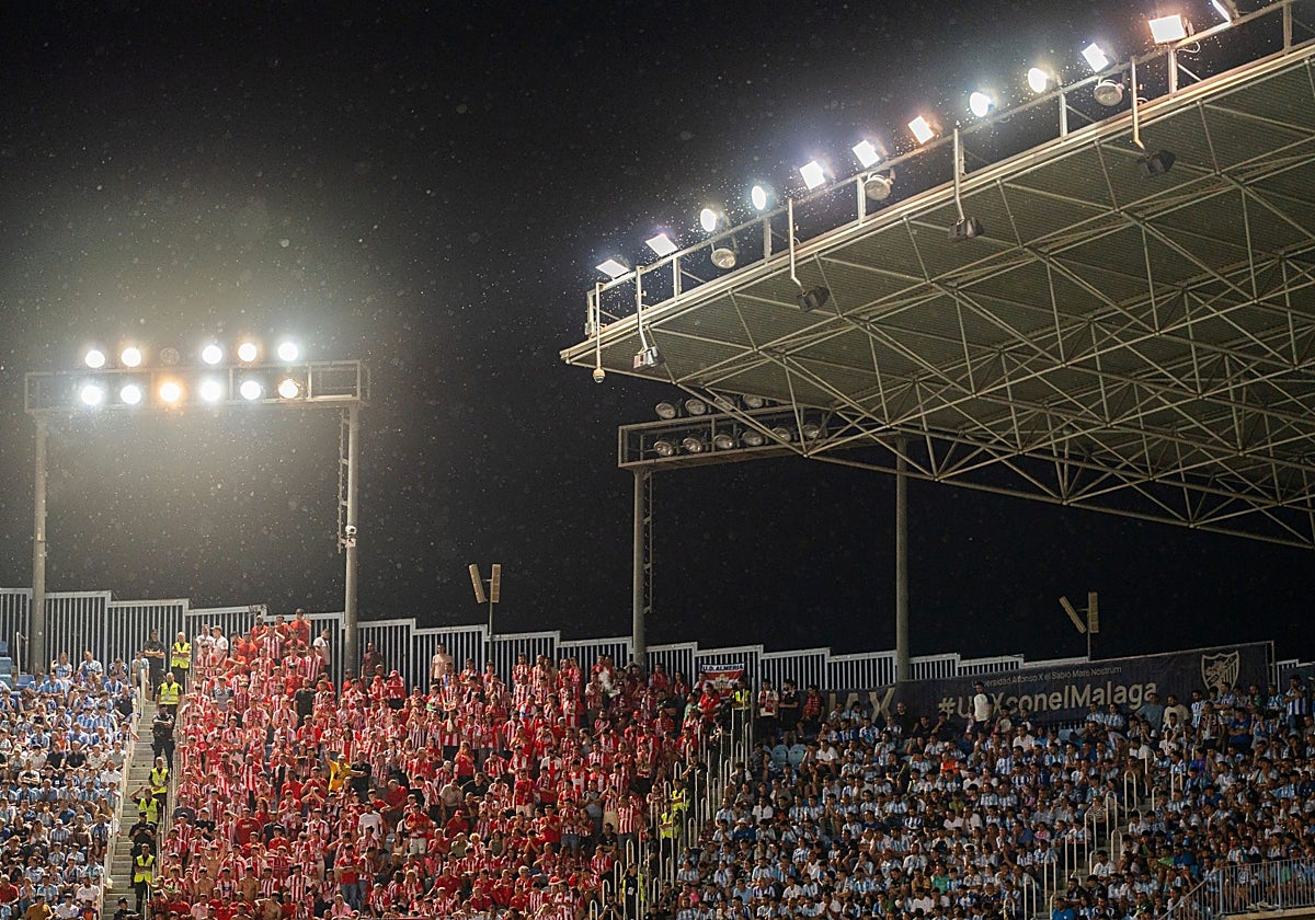 Imagen de los focos que iluminan ahora La Rosaleda.