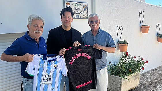 Miguel Molina, Daniel Benítez y Francisco Martín Aguilar, en la plaza Malaga Club de Fútbol de Alfarnatejo.