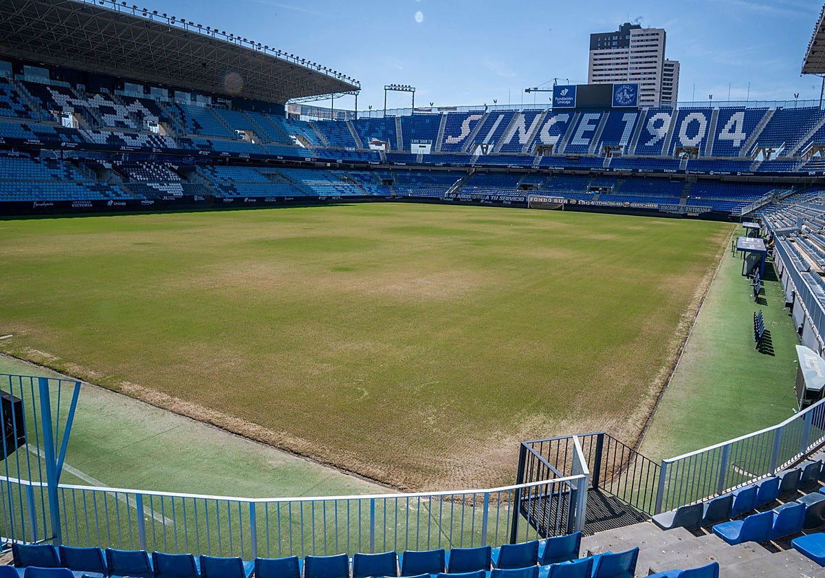 El césped de La Rosaleda se somete a una nueva resiembra