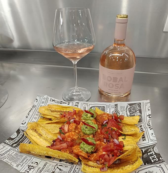Crujiente de Plátano Macho con Gambas Enchiladas al Jerez.