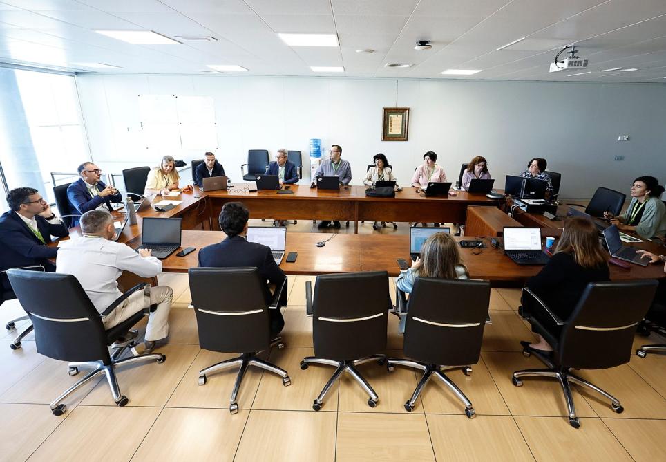 Comienza el viaje con la asistencia a la reunión diaria de trabajo, presidida por el director del aeropuerto.