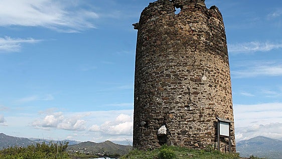 La Atalaya, la torre que según la leyenda se levantó en una noche y acumula muchos años de abandono