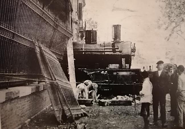 La locomotora fuera de la estación en 1924.