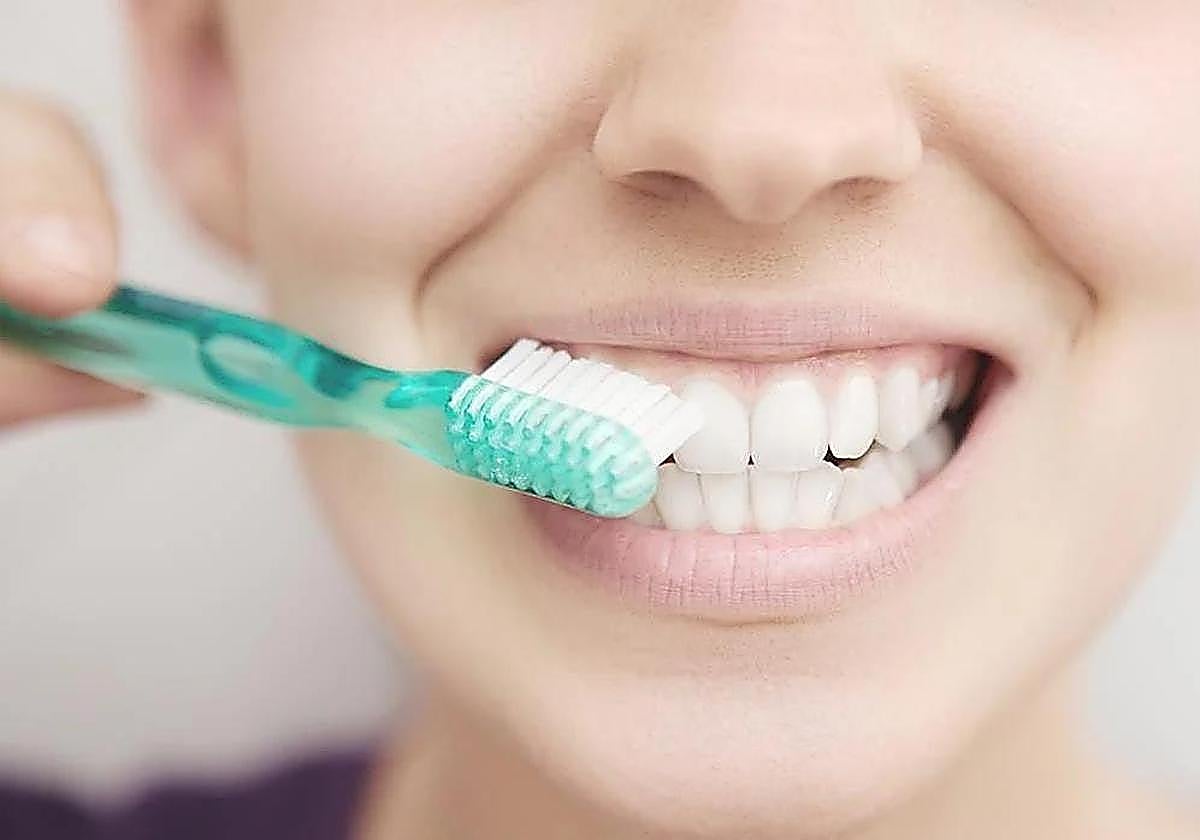 El error que casi todos cometemos al lavarnos los dientes (según una reconocida odontóloga)