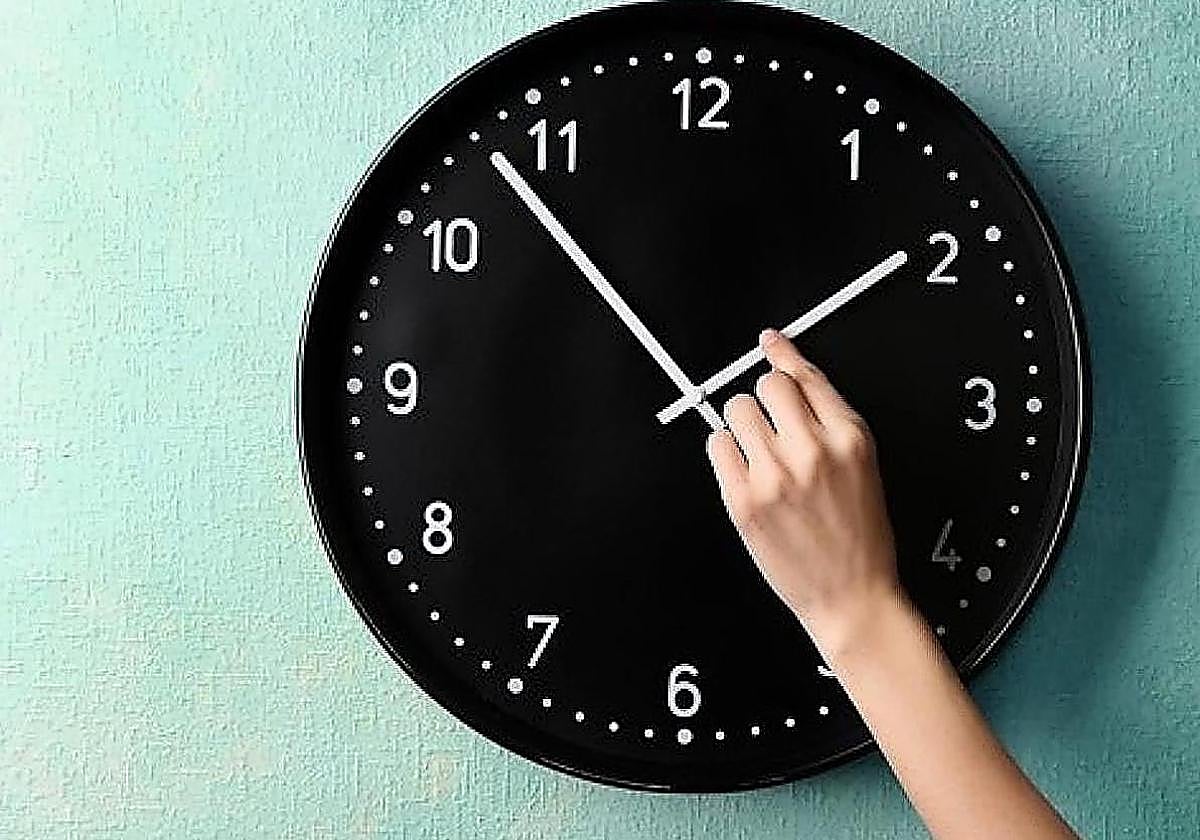 Cambio de hora: el BOE confirma cuándo hay que atrasar los relojes y despedirse del horario de verano