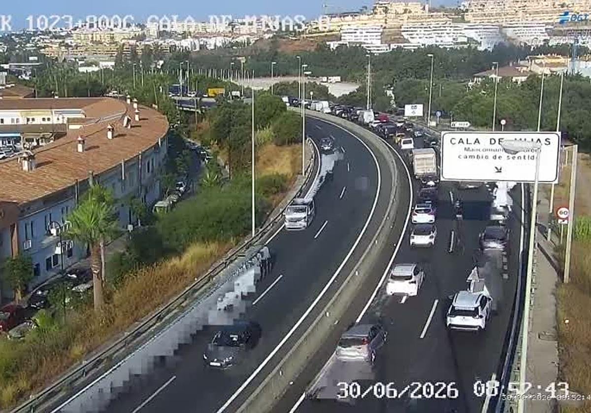 En lastbil fastnar i elledningar och orsakar trafikstockningar på A-7 i Mijas