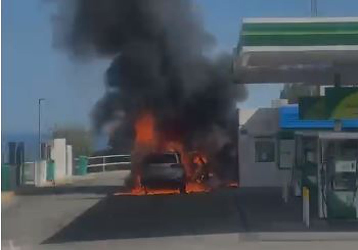 Susto en una gasolinera de La Cala del Moral tras arder un coche junto a un surtidor