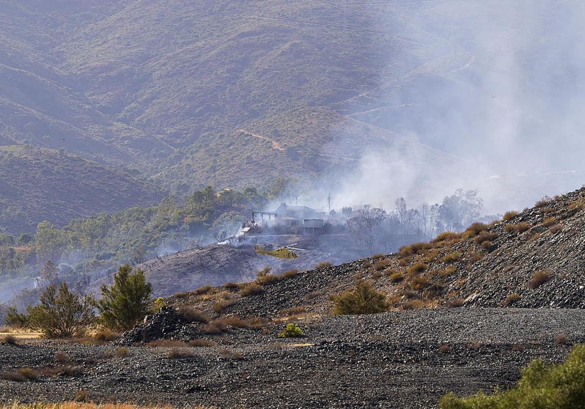 Dos autobombas y un retén de siete bomberos aún trabajan en la extinción del incendio forestal de Benahavís