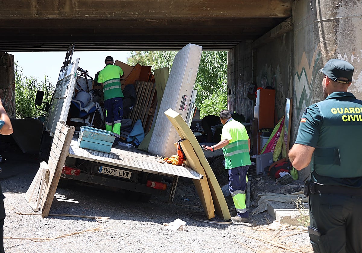 Desmantelan un campamento bajo el puente del río Güi ocupado por una decena de migrantes en Torrox
