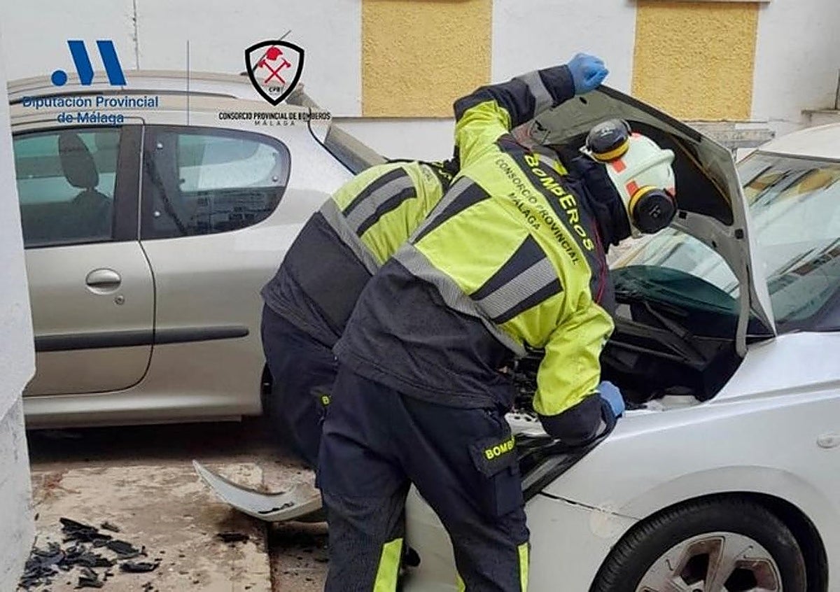 Un conductor sale ileso tras chocar su vehículo contra una pared en Estepona