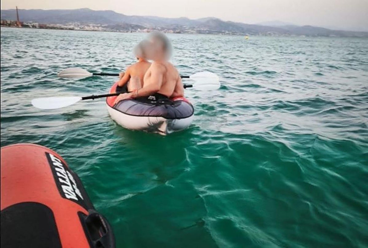 Auxilian a dos personas a la deriva en un kayak hinchable en una playa en Málaga
