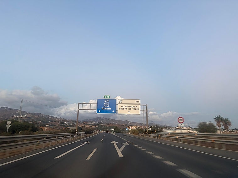 Investigan la muerte de un hombre de 36 años hallado en un vehículo parado en la A-7 en Vélez-Málaga