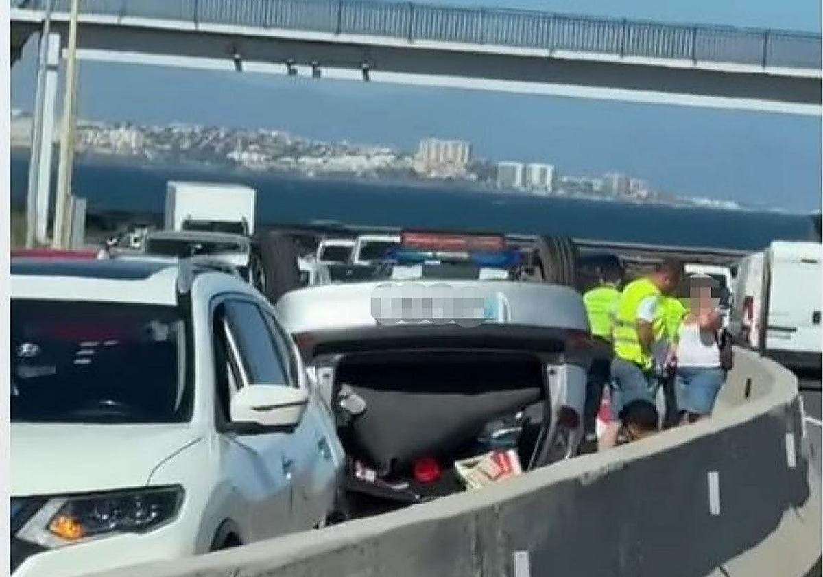 Dos personas heridas en una colisión entre dos vehículos en la A-7, en Mijas