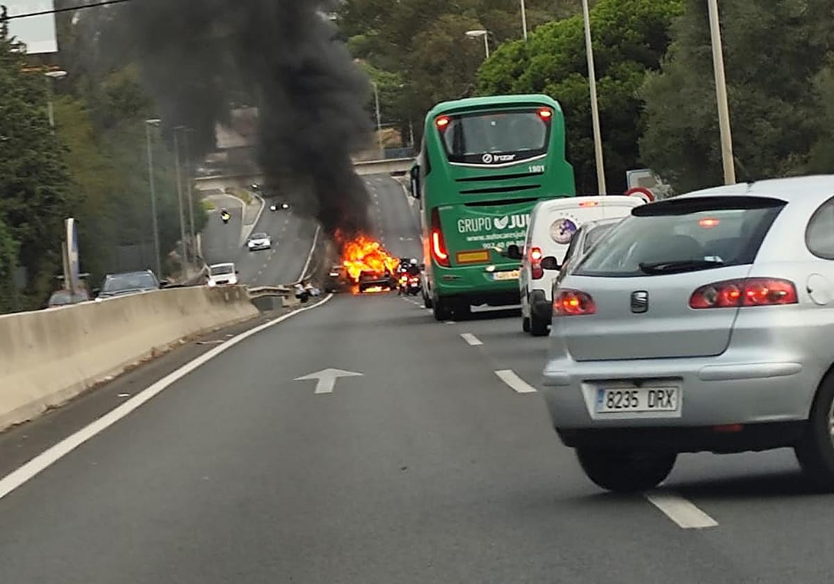 Siete kilómetros de atascos desde Mijas a Marbella tras una colisión múltiple con un coche ardiendo