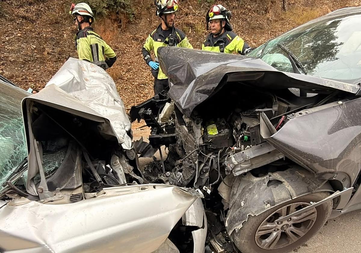 Cuatro heridos en una colisión frontal entre dos turismos en Casares